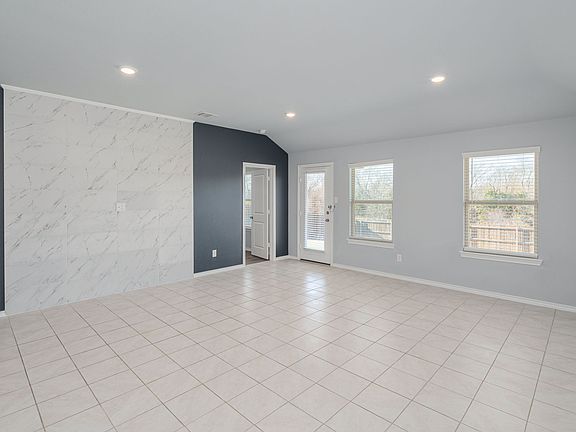 4th image of 811 Emerald Dr