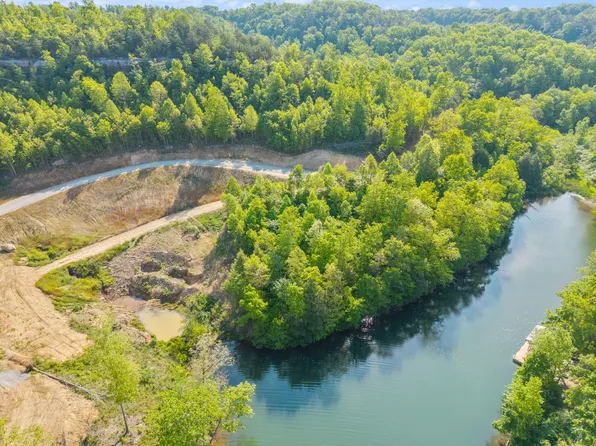 1 Sleepy Hollow Rd, East Bernstadt, KY 40729