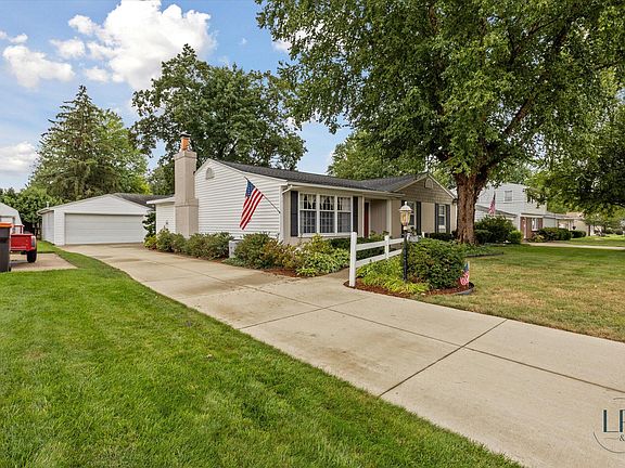 3rd image of 3478 Yellowstone Dr SW