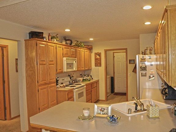 5th image of 7 Dunvegan Ln
