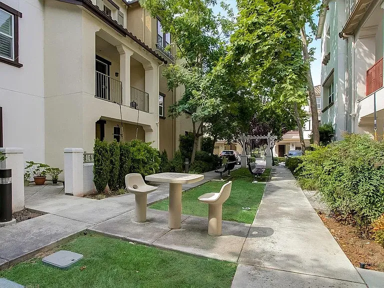 714 N Capitol Ave — Photo 22