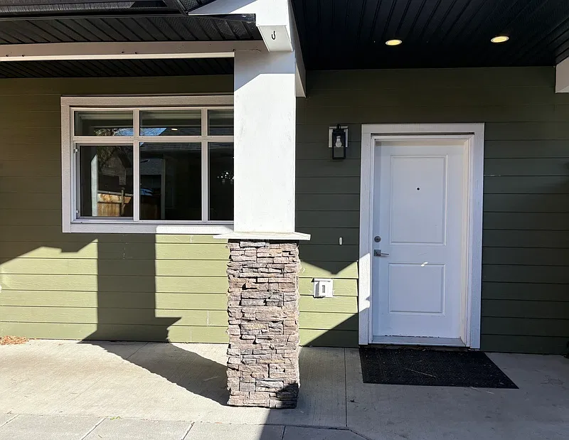 3 bed, 2.5 bath, 1360 sqft, $2,700 — Photo 2