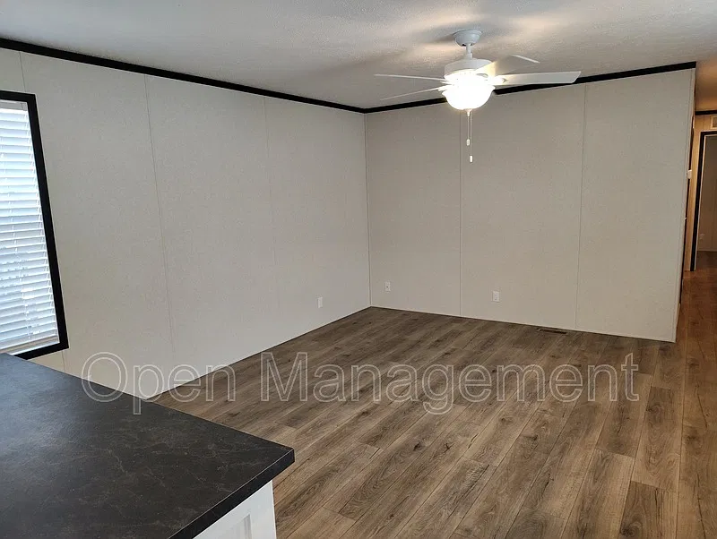 3 bed, 2.0 bath, 1120 sqft, $1,049 — Photo 3