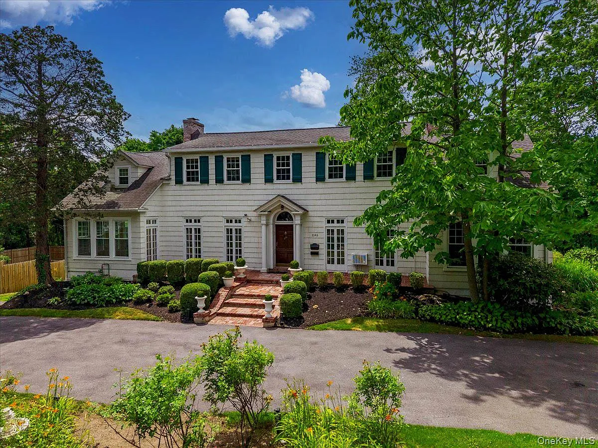 6 bed, 4.0 bath, 5130 sqft, $11,500 — Photo 1