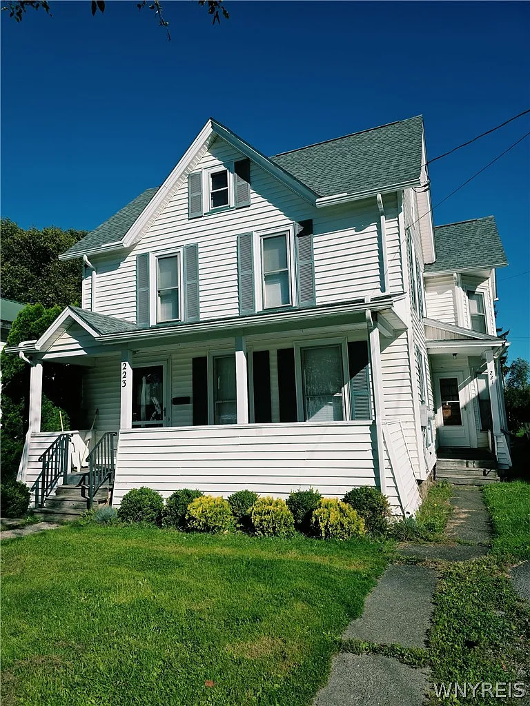 2 bed, 1.0 bath, 2608 sqft, $1,100 — Photo 1