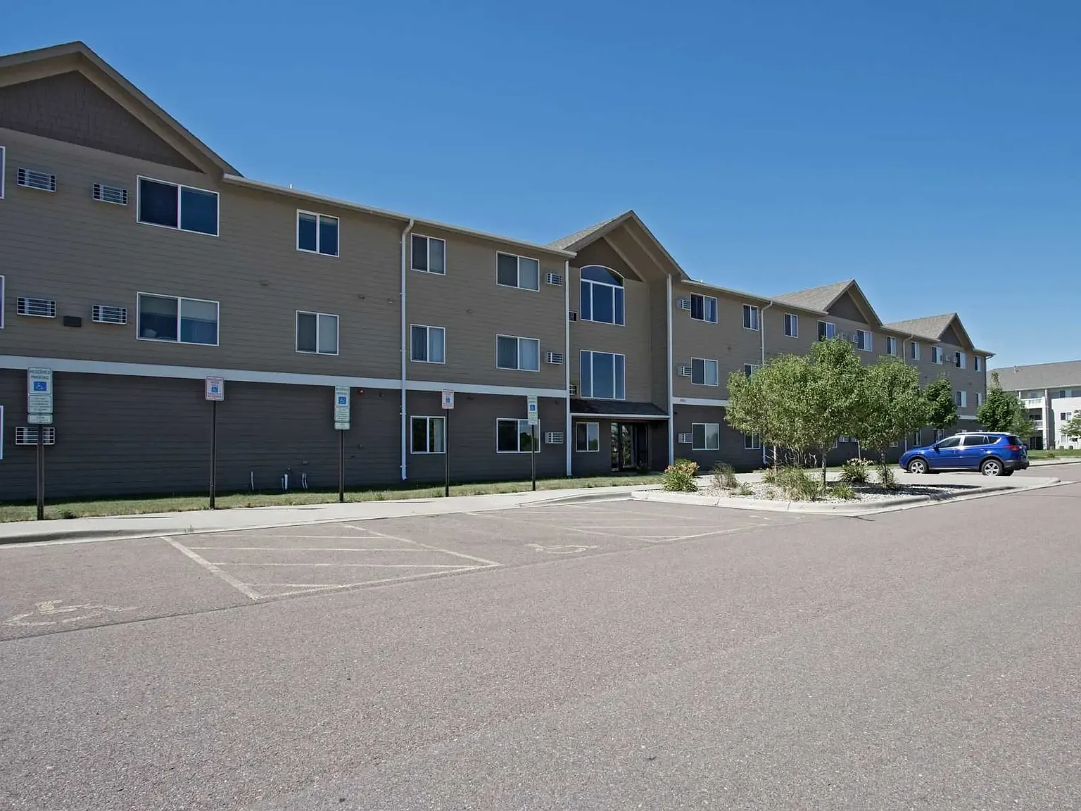 Auburn Manor Apartments — Photo 4
