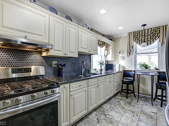 2nd image of 411 Cortlandt St