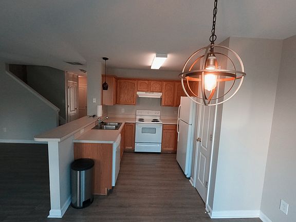 5th image of 401 Red Coat Ln