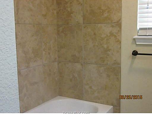 4th image of 700 E 22nd St NE