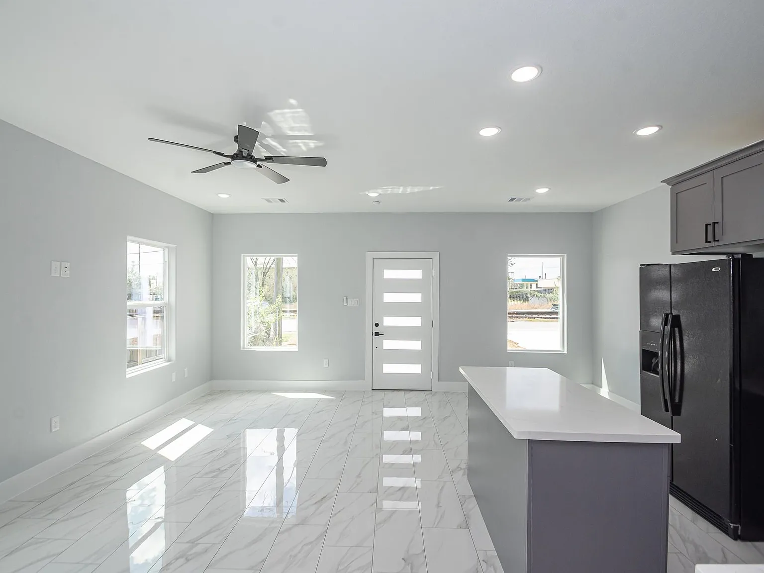 2 bed, 1.0 bath, $1,350 — Photo 2