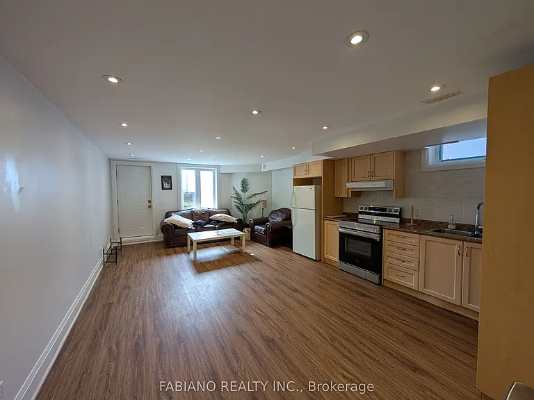 1036 Dovercourt Rd #LOWER — Photo 2