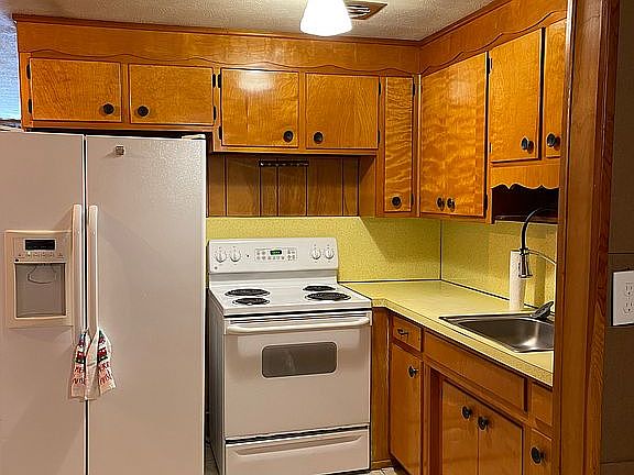 5th image of 415 Parkwood Dr