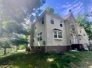 105 Hobbit Dr, Tamiment, PA 18371