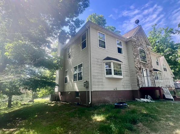 105 Hobbit Dr, Tamiment, PA 18371