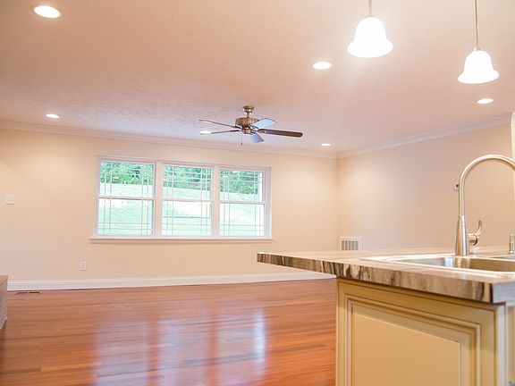 5th image of 512 Greenwood Dr