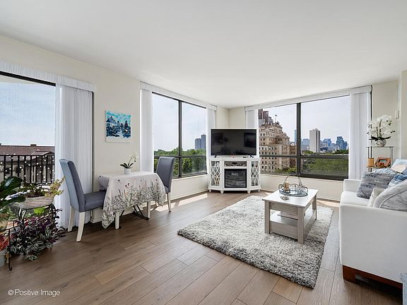 2nd image of 2020 N Lincoln Park W APT 6G