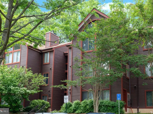 2802 Lee Oaks Pl APT 301, Falls Church, VA 22046
