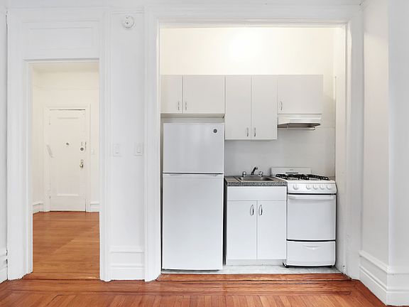 3rd image of 347 W 55th St APT 4b