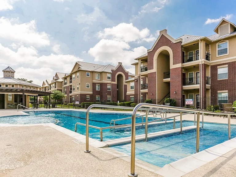 Woodlawn Ranch Apartments — Photo 17