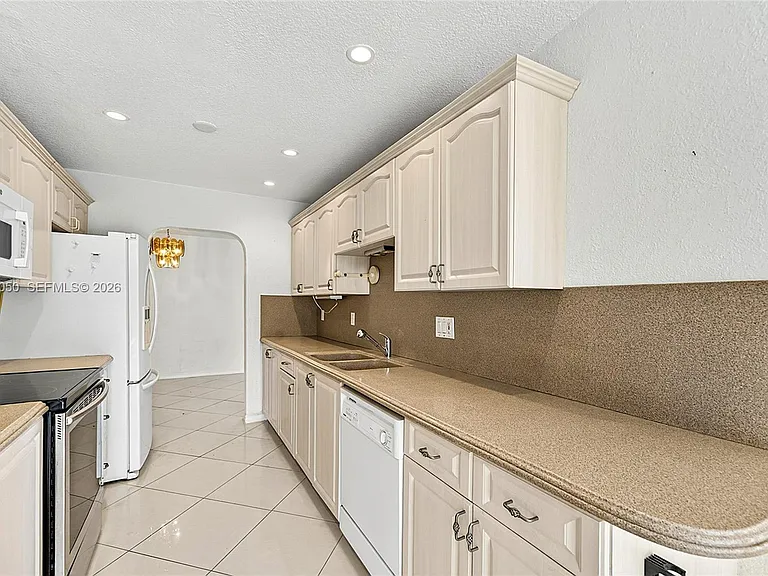 2832 NW 10th Ave — Photo 13