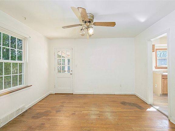 5th image of 36 Crystal Dr