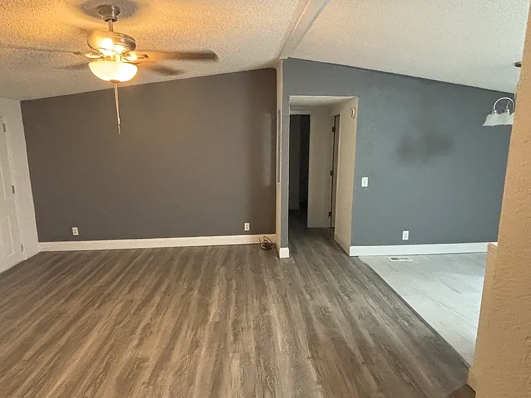 415 Leslie Dr — Photo 10