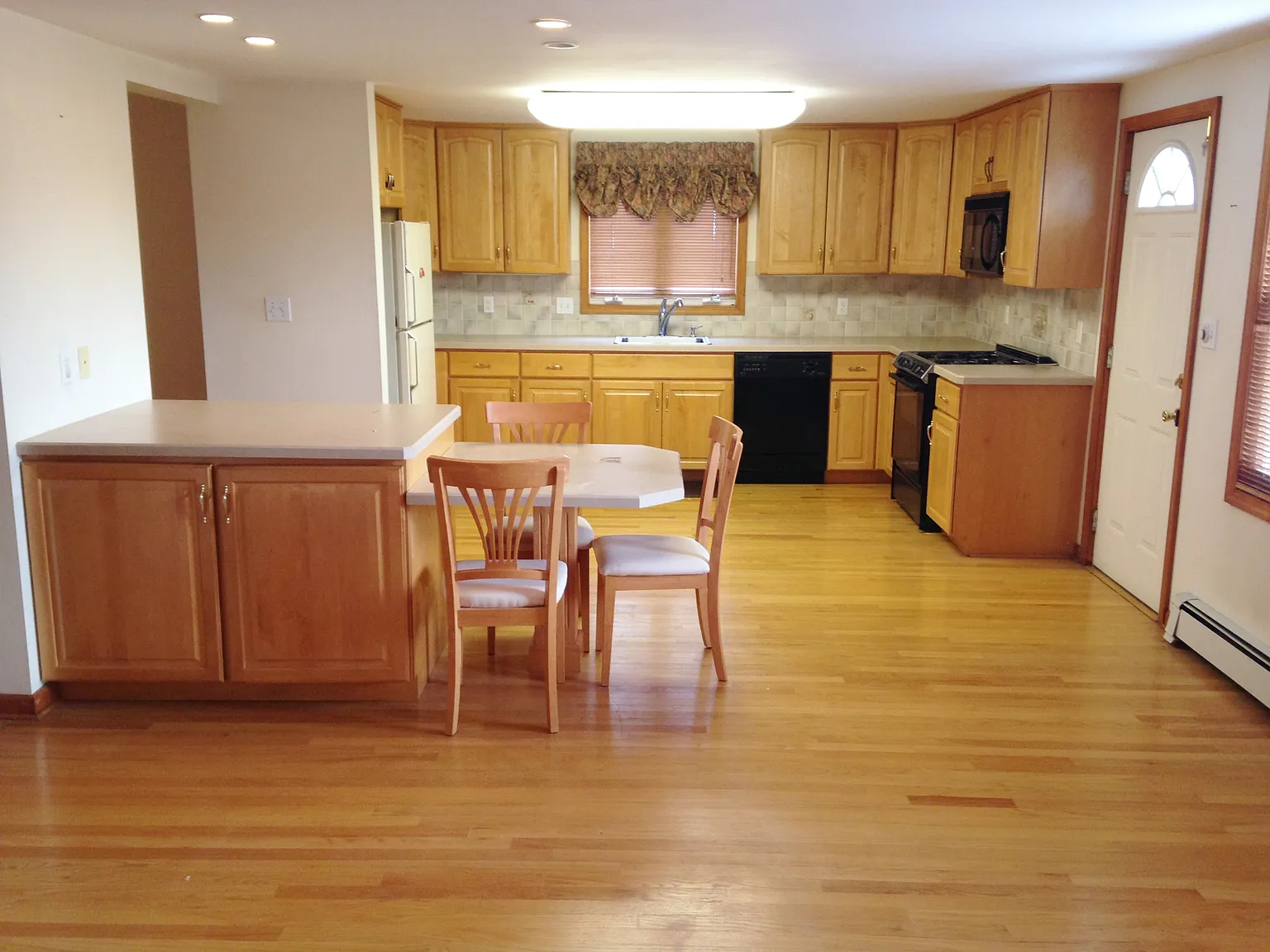 2 bed, 1100 sqft, $3,350 — Photo 2
