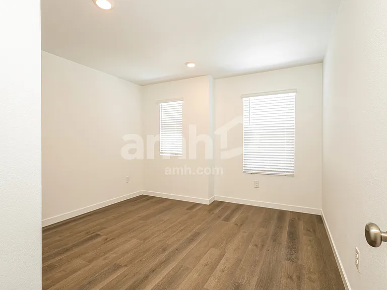 949 Harvey St — Photo 12