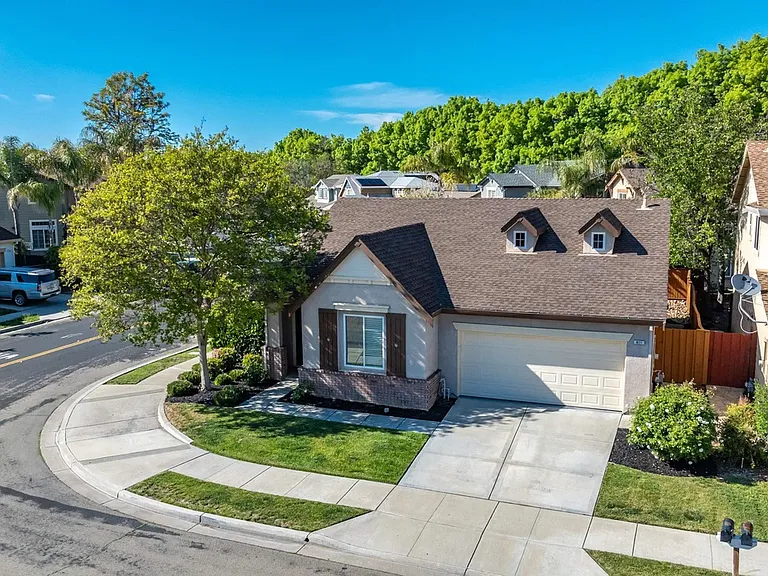 611 Ash Ct — Photo 1