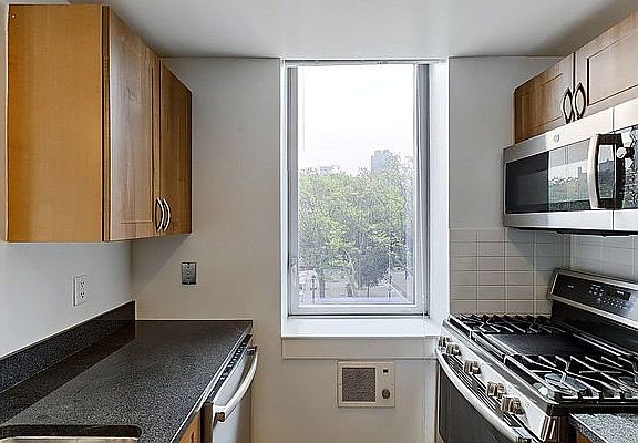 5th image of 229 Chrystie St APT 1210