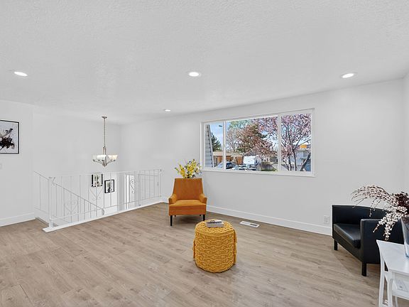 4th image of 1211 W Tamarack Rd