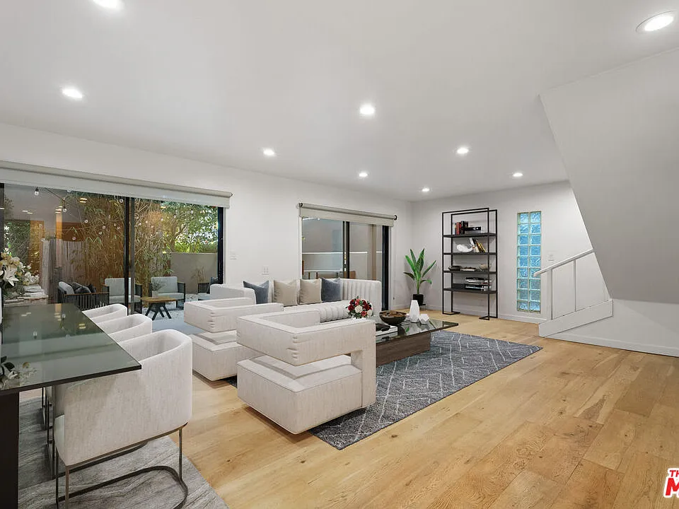 22 28th Ave
