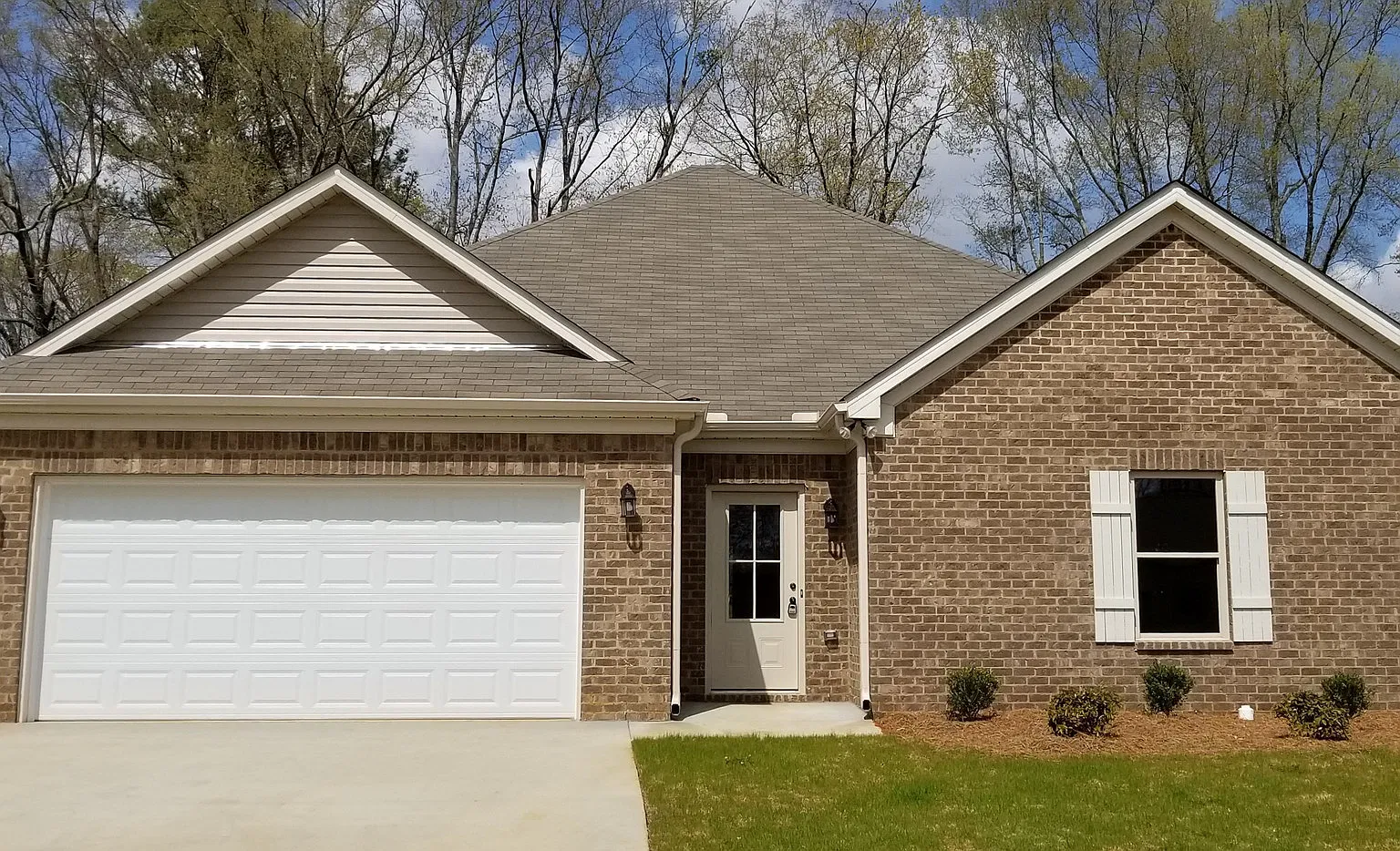 Great Home for Rent in Lincoln. Available to View with a 48 Hour Notice! — Photo 1