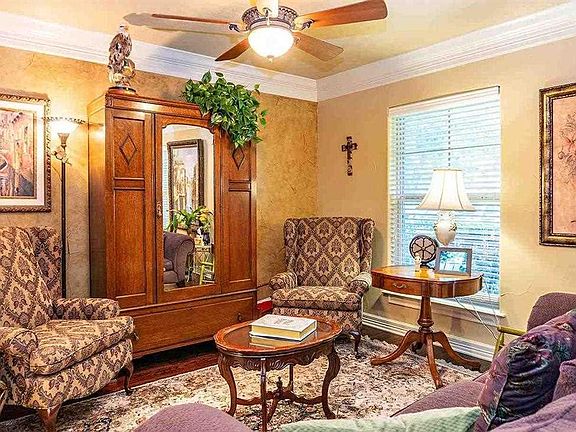 4th image of 2075 Driskill St