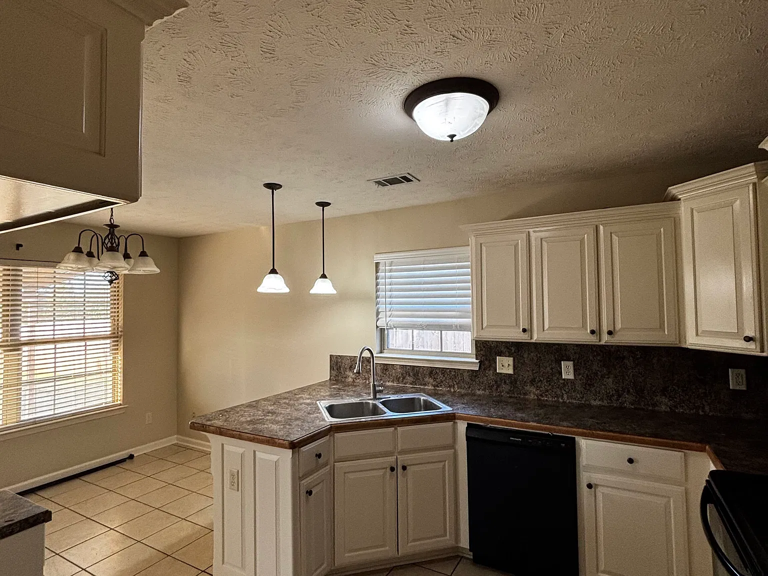 3 bed, 1419 sqft, $1,595 — Photo 2