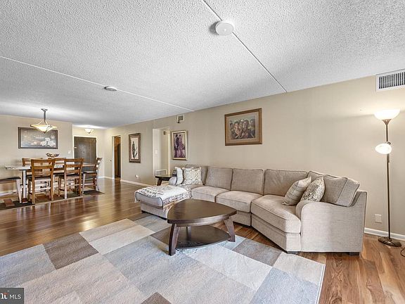 4th image of 20933 Valley Forge Cir #933