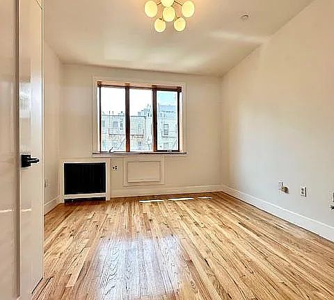 4th image of 527 Leonard St #2B