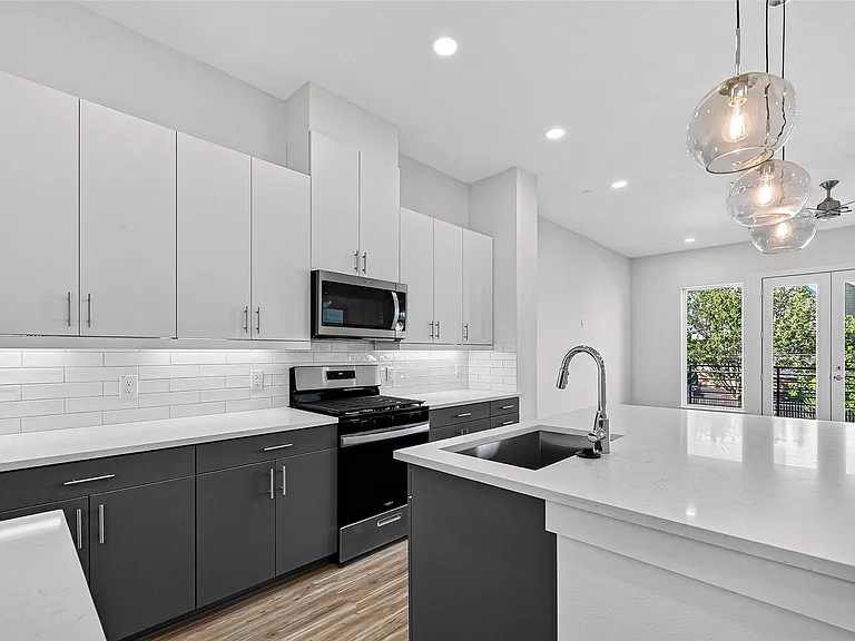 2105 Holman St — Photo 17