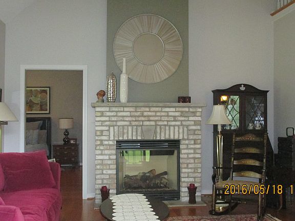 living room w/gas firplace