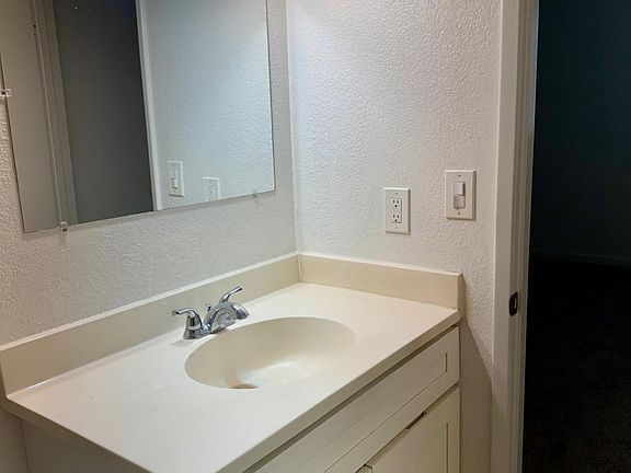 4th image of 607 Quebec Way