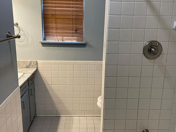4th image of 604 Plaza Dr
