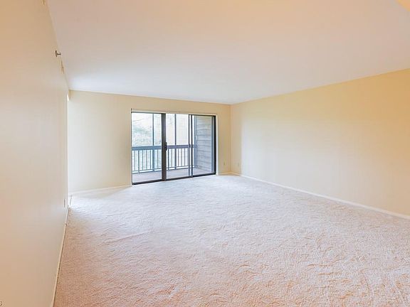 5th image of 100 Fox Hollow Dr APT 303