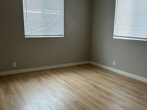 3rd image of 111 10th St SE APT 1