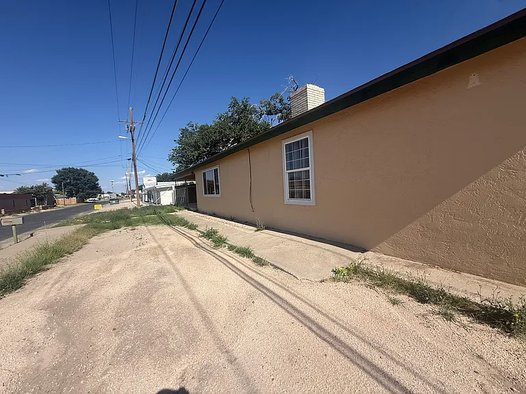 605 E Saint Anne Pl — Photo 2