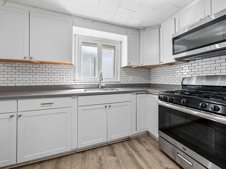559 S Goodman St — Photo 9