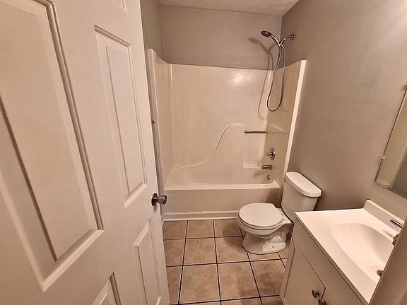 5th image of 118B N Poole St