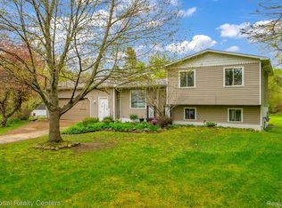 2230 Stonesthrow Dr, Lapeer, MI 48446