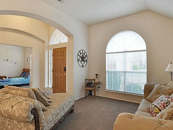 5th image of 305 Goldenrain Dr