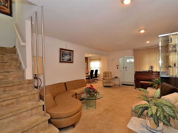 5th image of 58-27 212th St