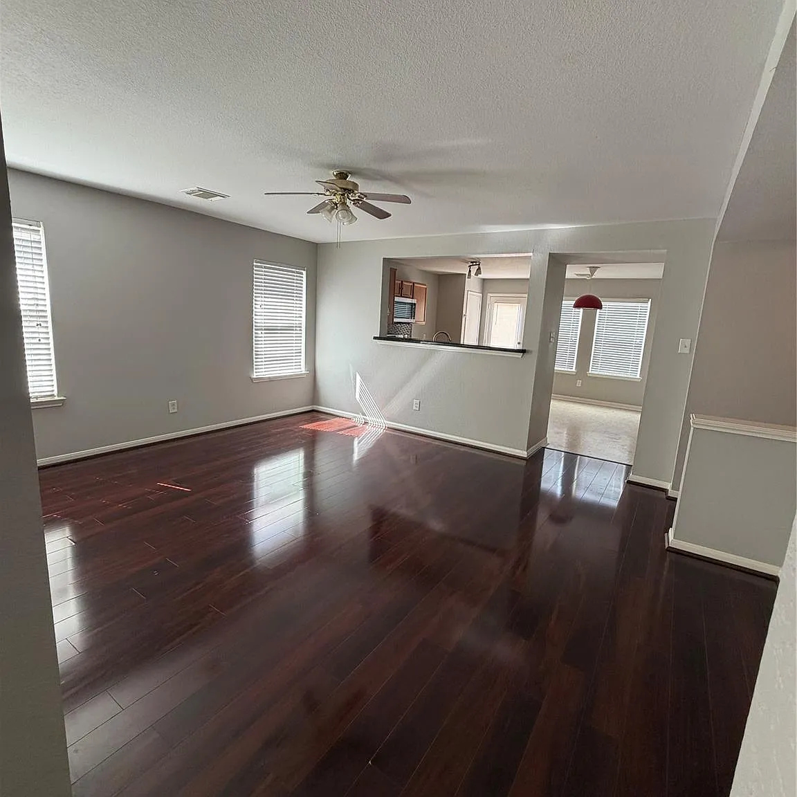3 bed, 2.0 bath, 1635 sqft, $2,000 — Photo 4